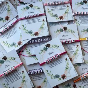 Neves fonott karkötő