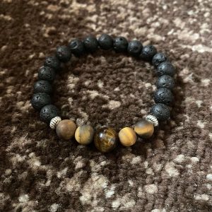 Tigrisszem lávakővel karkötő