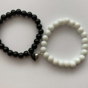 Páros fekete-fehér szívkapoccsal karkötő