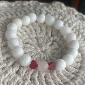 Fehér jáde karkötő howlit szívvel